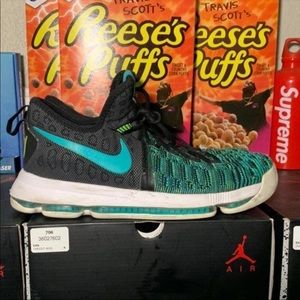 KD Nike Men’s 9.5 Shoes